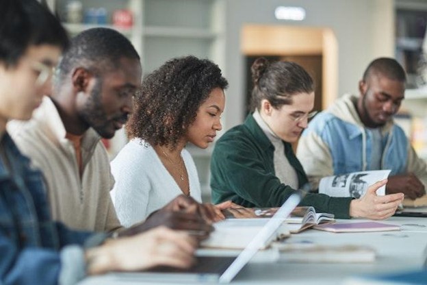 Les métiers possibles après une école de commerce : où commencer ?